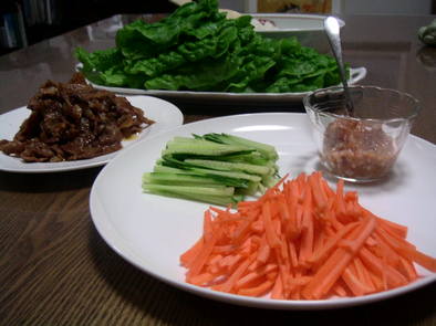 野菜がメインのサラダ感覚の手巻き寿司の写真