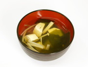 豆腐とわかめのすまし汁の写真