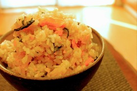 めんつゆだけで*鮭とワカメの炊き込みご飯