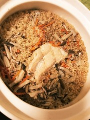 土鍋で秋の味覚★鮭の炊き込みご飯の写真