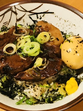 豚肩肉ブロックの角煮丼●ゆで玉子添え
