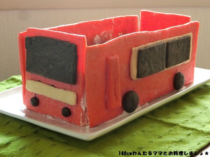 電車の立体ケーキの画像