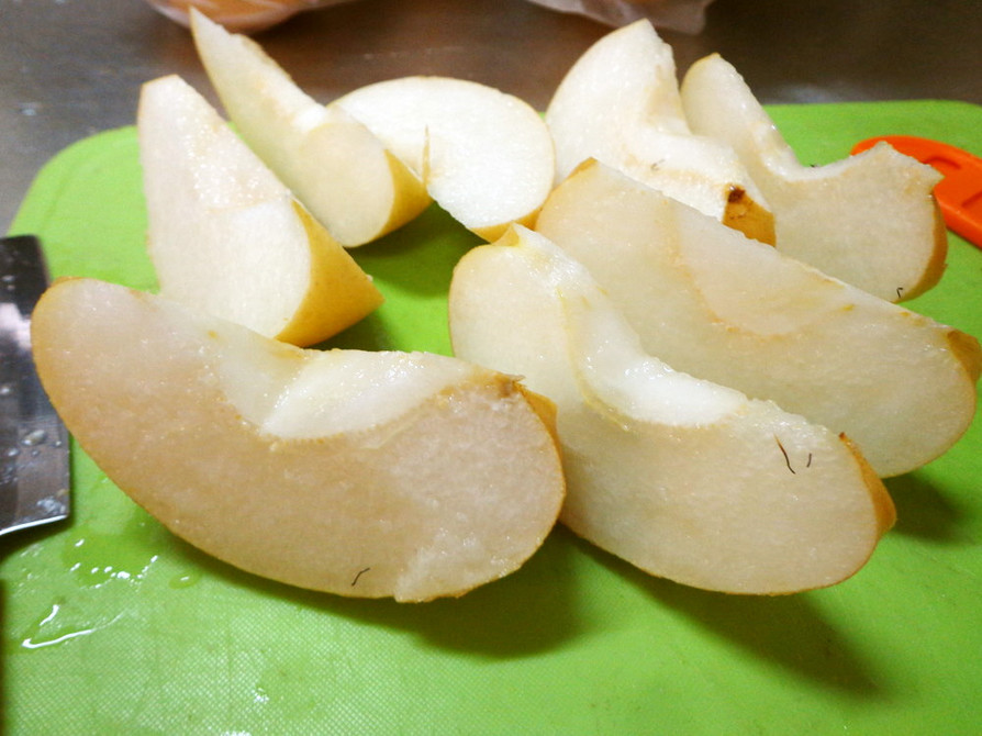 最速の皮付きの梨の画像