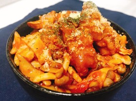 一人暮らしの唐揚げきのこのミートソース丼