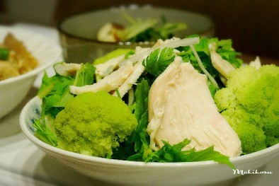 サラダチキンのせグリーンサラダの写真