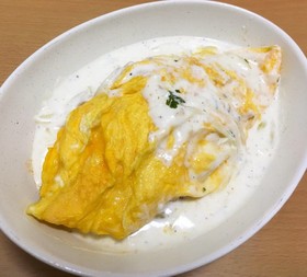 ホワイトソースのオムライス