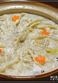 鶏白湯スープで〆まで美味しい餃子鍋♪