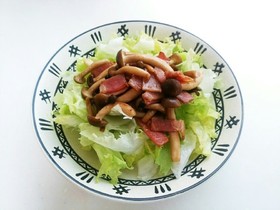 しめじとカリカリベーコン乗っけサラダ