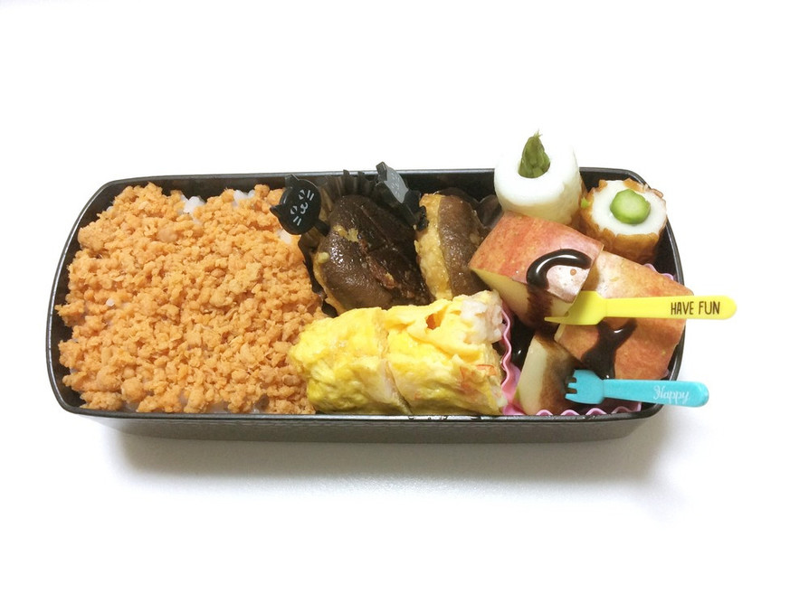 ㉞ 鮭そぼろ&リンゴチョコソース弁当♡の画像