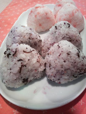 ゆかりと塩昆布とごまのおにぎり