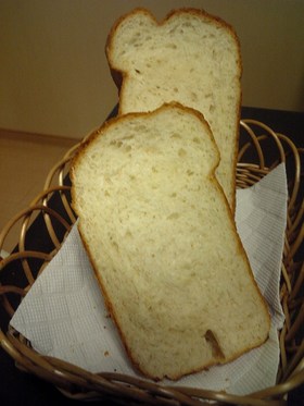 HBで作る全粒粉とチーズ入り食パン