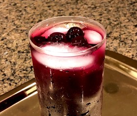 ブルーベリーのシロップ漬けでカクテル