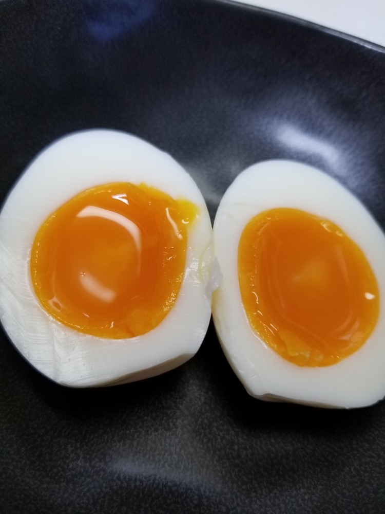 殻がつるりと剥ける茹で卵  卵のから剥きの画像