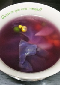 紫色のカラフルなスープ