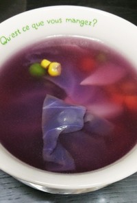 紫色のカラフルなスープ
