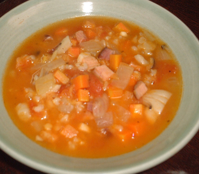 レンズ豆とハムのトマトスープの写真