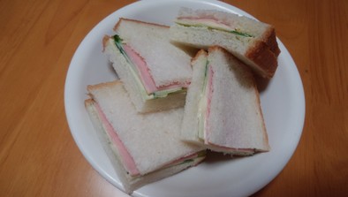 ハムときゅうりのサンドイッチの写真