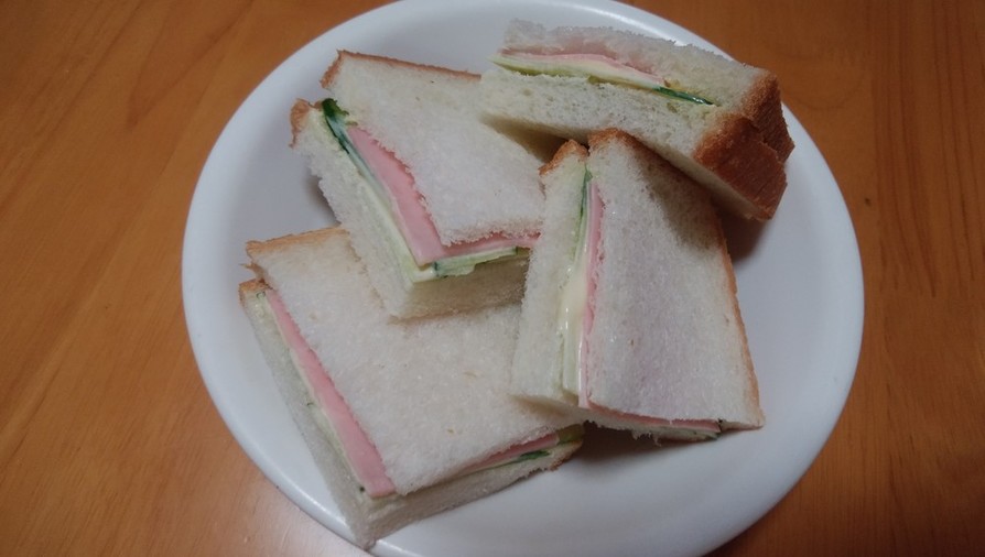 ハムときゅうりのサンドイッチの画像