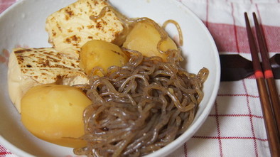 焼き豆腐・糸蒟蒻・じゃが芋の炊いたんの写真