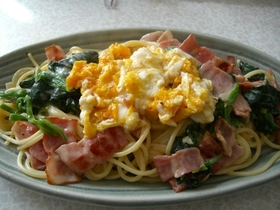 ほうれん草と卵のいろどりパスタ