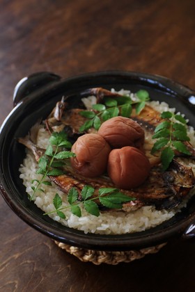 梅干しと鯵の干物の炊き込みごはん