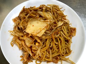 超楽々 豚キムチ焼きそば 作ります。