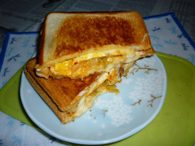 パクチーキムチ＆チーズ卵焼きホットサンドの画像