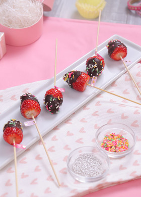 アレンジ自在!いちごとチョコのロリポップ