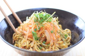 辛味もやしと極太麺の激辛油そば!