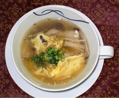 きのこと卵の中華スープの写真