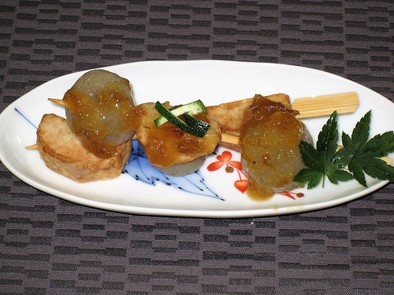 里芋と玉こんにゃくの串田楽の写真