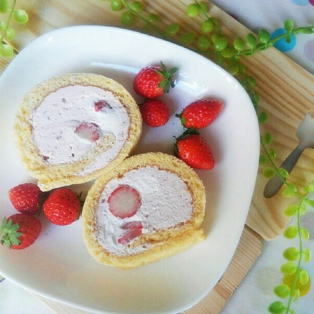 簡単 可愛い いちごのロールケーキ レシピ 作り方 By さくさくmomo クックパッド 簡単おいしいみんなのレシピが350万品