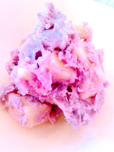 紫いもとりんごの桃色サラダの写真