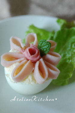 お弁当に咲いたハムの花の画像