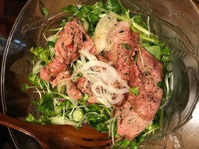 市販のローストビーフとカイワレのサラダ
