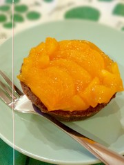 お手軽に♫柿とチョコレートのタルトの写真