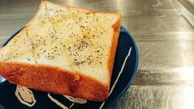 ハマる!ブラックペッパーのハニートースト
