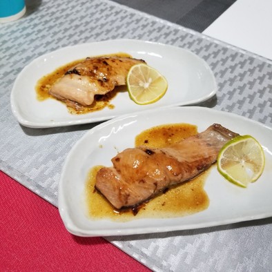 醤油漬け秋鮭のレモンバターソースの写真