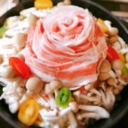 最初がインスタ映え!豚薔薇鍋の写真