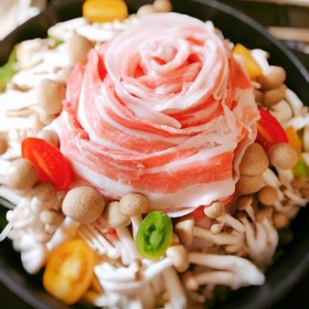 最初がインスタ映え!豚薔薇鍋