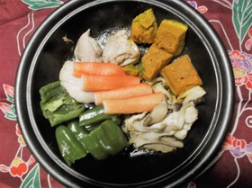 鶏もも肉と野菜の陶板焼き
