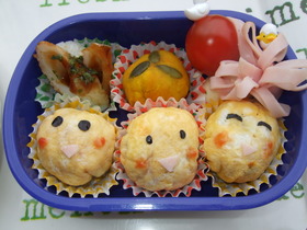 お弁当に顔(^▽^)のオムライス♪