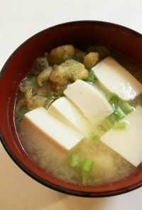 豆腐、大根の葉、天かす(揚げ玉)の味噌汁