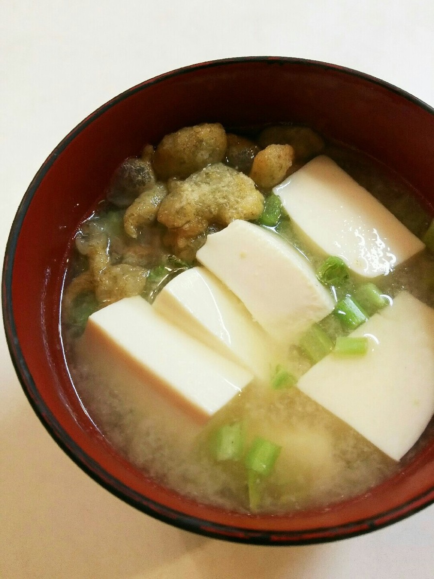 豆腐、大根の葉、天かす(揚げ玉)の味噌汁の画像