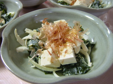 簡単✰ﾜｶﾒ豆腐サラダ♫梅マヨ和えの写真