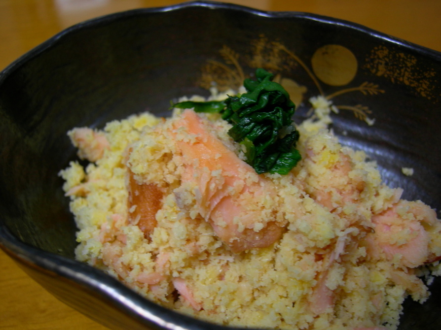 おしゃれな前菜。鮭の黄身酢あえの画像