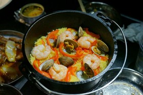 【キャンプ飯】ダッチオーブンでパエリア