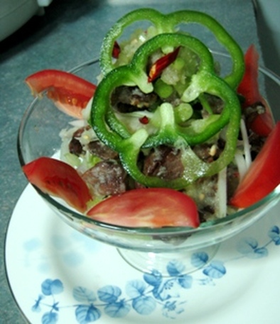 タイ風焼き肉サラダ、ヤムヌアカーンの写真