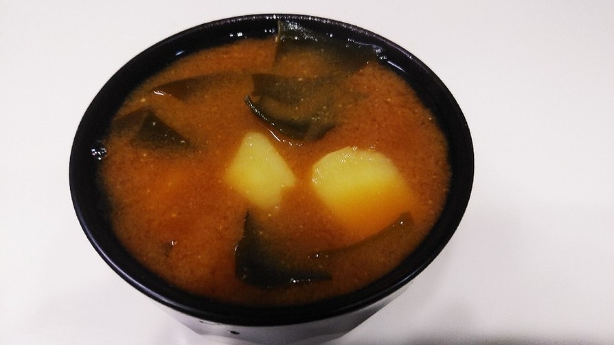 ジャガイモとワカメの味噌汁（合わせ味噌）の画像