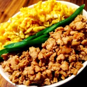 簡単◎お一人様用の鶏肉のそぼろ丼の写真